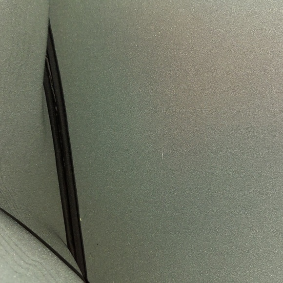 Targus Laptop case. Black zip close like new.  15".x 12". - Picture 4 of 8